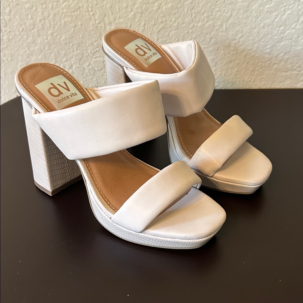 DV by Dolce Vita Cream Block Heel Sandals. SIZE 5